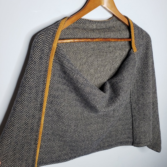 S & C Renaissance Collection Cape - Picture 2 of 8